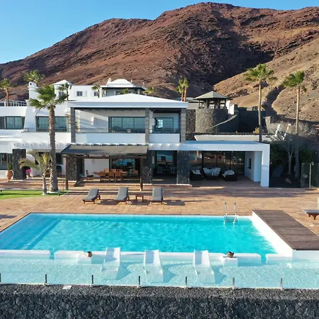 Volcán Con Piscina E Impresionantes Vistas Al Mar, Pádel Y Mini Golf En Montaña Roja Villa Playa Blanca (Lanzarote)