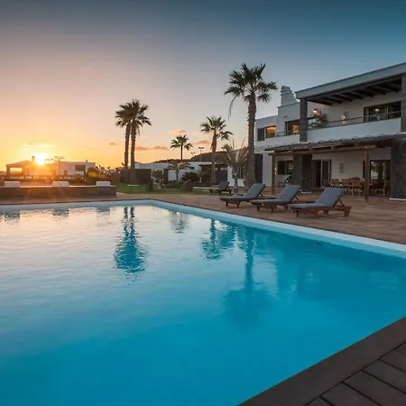 Volcan Con Piscina E Impresionantes Vistas Al Mar, Padel Y Mini Golf En Montana Roja *