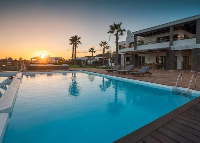 Volcan Con Piscina E Impresionantes Vistas Al Mar, Padel Y Mini Golf En Montana Roja *